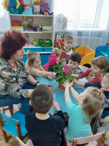 Познавательная беседа с детьми младшего дошкольного возраста "Кто живет на подоконнике?" Познавательная беседа с детьми младшего дошкольного возраста "Кто живет на подоконнике?".